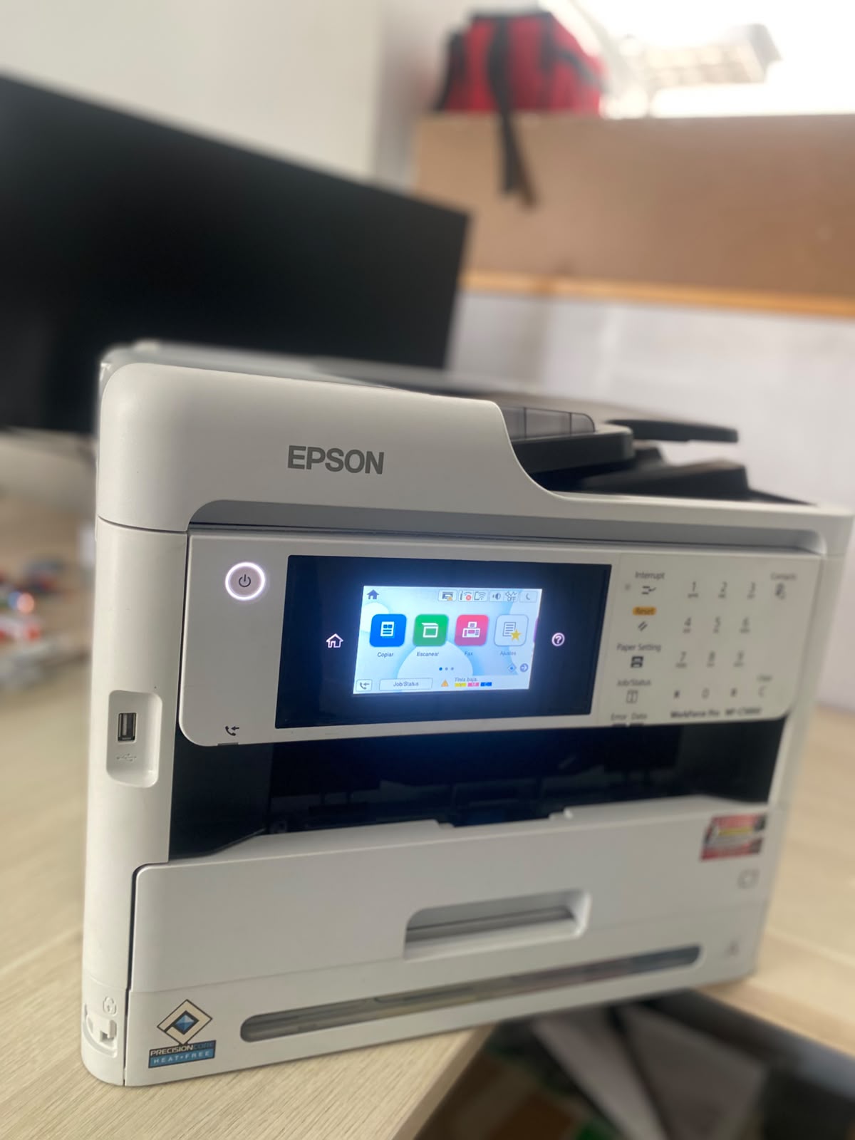 Técnico realizando mantenimiento a impresora multifuncional Epson WorkForce Pro WF-C5890 en Bogotá, servicio a domicilio