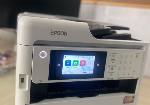 Técnico realizando mantenimiento a impresora multifuncional Epson WorkForce Pro WF-C5890 en Bogotá, servicio a domicilio